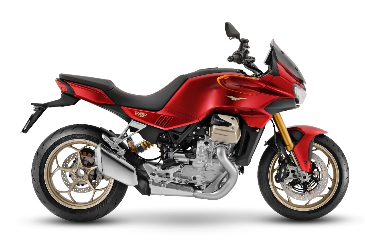 <div class='descrGalleryTitle'>UNA MOTO GUZZI PER LA MOTOGP</div><div class='descrGalleryText'><p>Chi si ricorda l'ultima Moto Guzzi sportiva? Forse la 1100 Sport? Bah, ormai si perde nella notte dei tempi. Certo è che, come si vede da questo vecchio sketch che anticipava la V100, una moto del genere si presterebbe a ospitare un motore potente, dei semimanubri e una bella carenatura anteriore...<span style="font-size: 0.8125rem; background-color: transparent;">Moto Guzzi che torna alle competizioni, con una bomba da 200 CV... e poi ci svegliamo tutti sudati nel letto.</span></p>
</div>